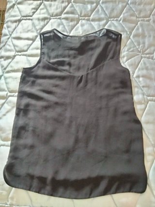 Blusa negra de Mango Suit.