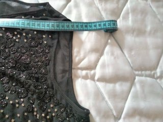 Blusa negra de Mango Suit.