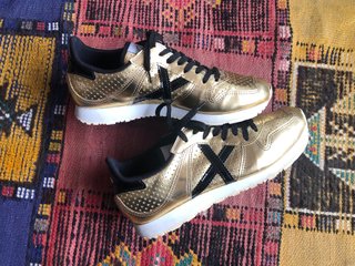 Zapatillas Munich Doradas Talla 40