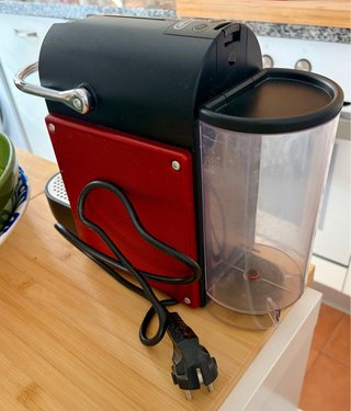 Cafetera Nespresso Delonghi Roja