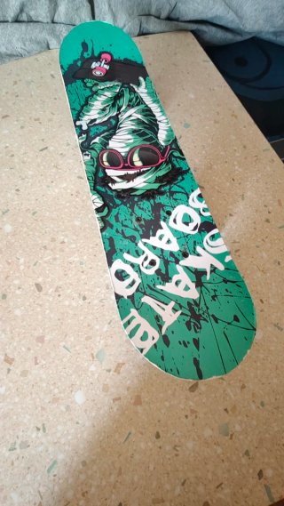 Monopatín con diseño verde