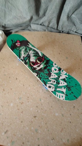 Monopatín con diseño verde