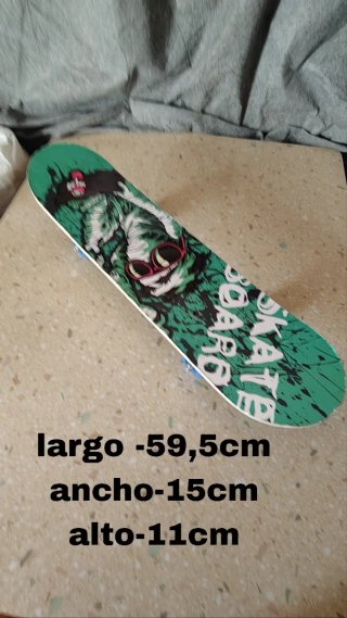 Monopatín con diseño verde