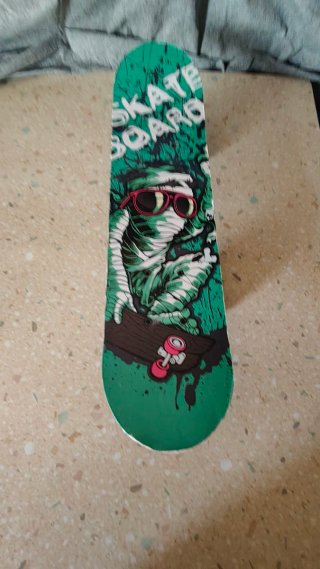 Monopatín con diseño verde