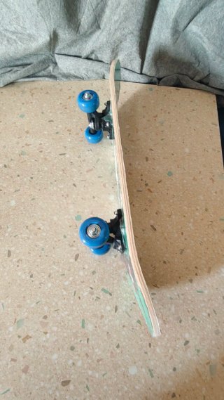 Monopatín con diseño verde