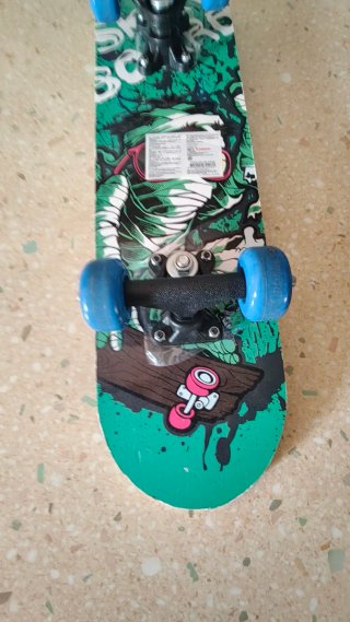 Monopatín con diseño verde