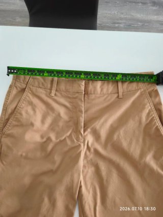 Pantalón corto beige mujer.