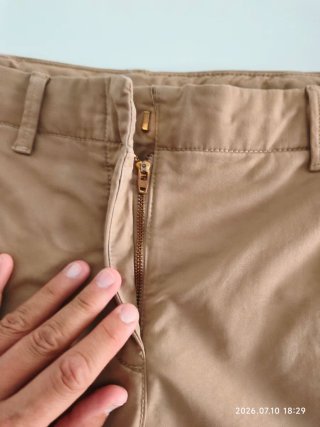 Pantalón corto beige mujer.