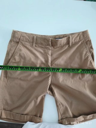Pantalón corto beige mujer.
