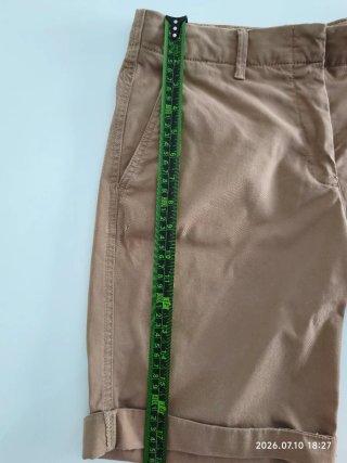 Pantalón corto beige mujer.