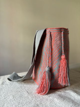 Bolso Wayúu tejido gris y coral