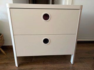 Cómoda infantil blanca y madera