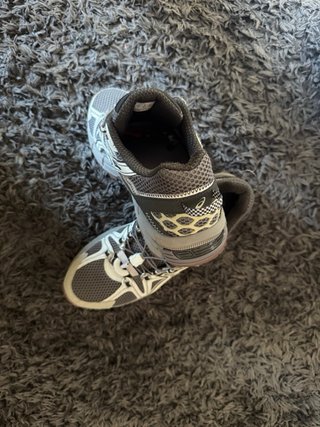 Zapatillas Asics Kahana 8 grises y plateadas