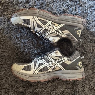 Zapatillas Asics Kahana 8 grises y plateadas