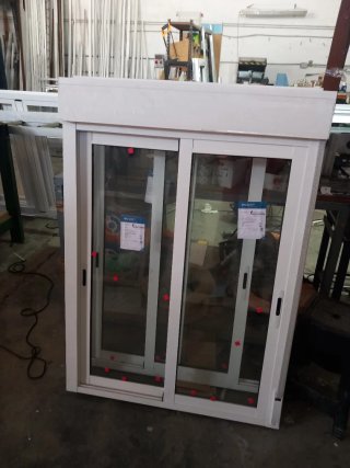 Ventana corredera blanca