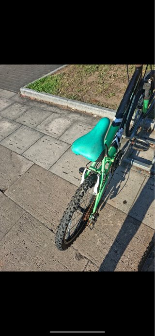 Bicicleta verde con cambio de cadena