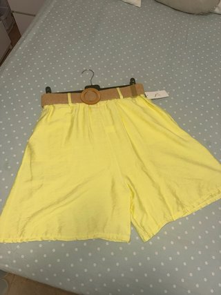 Pantalón amarillo con cinturón