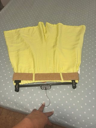 Pantalón amarillo con cinturón