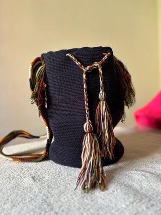 Mochila Wayúu azul con flecos