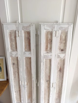 2 porticones de madera antiguos con un acabado rús