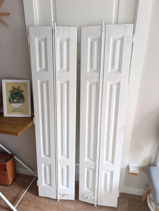 2 porticones de madera antiguos con un acabado rús