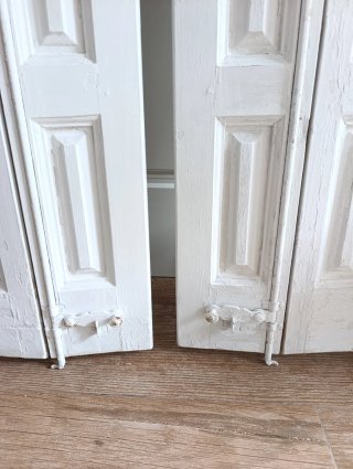 2 porticones de madera antiguos con un acabado rús