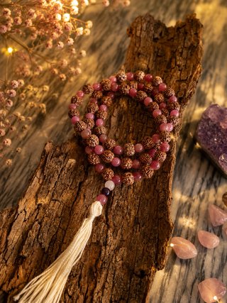 Mala de Cuarzo Cerezo y Rudraksha