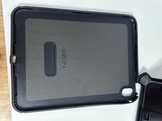 iPad 10ª Gen 256GB Plata + Funda Otterbox Negra