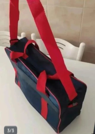 Bolsa de viaje negra y roja