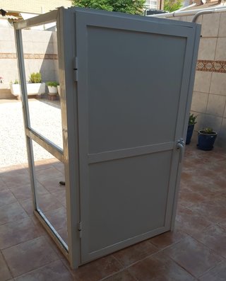 Puerta de aluminio blanca con marco
