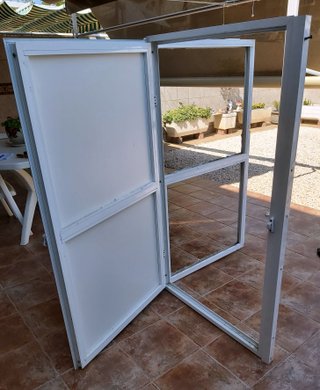 Puerta de aluminio blanca con marco