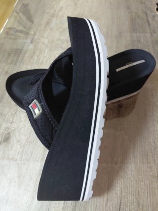 Chanclas cuña Tommy Hilfiger negras