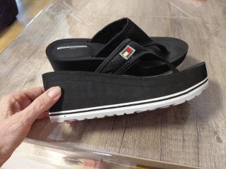 Chanclas cuña Tommy Hilfiger negras