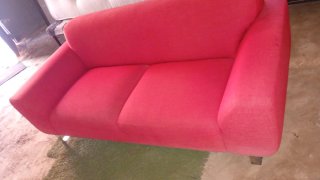 Sofá de tela rojo