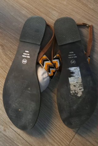 Sandalias planas con abalorios
