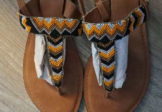 Sandalias planas con abalorios
