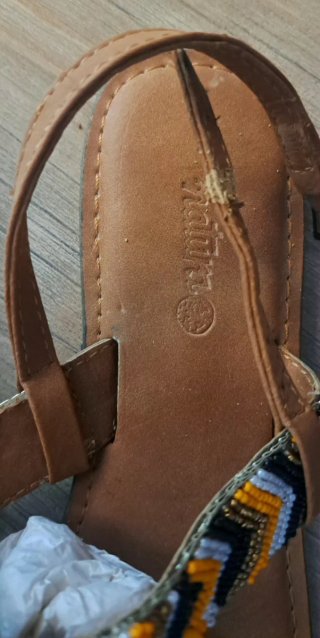 Sandalias planas con abalorios