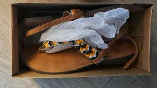 Sandalias planas con abalorios