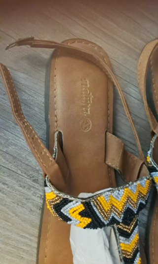 Sandalias planas con abalorios