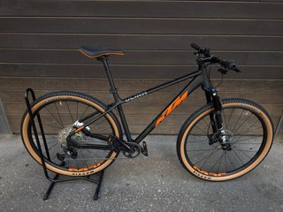 Bicicleta KTM Negra y Naranja