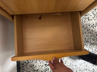 Scrivania in legno con cassetti