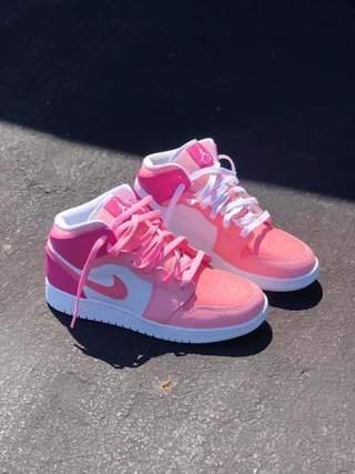 Botas Nike Air Jordan 1 Mid Rosa y Blanco