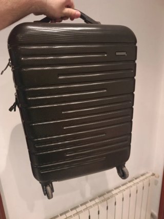 Maleta de viaje negra con ruedas