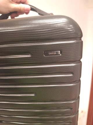 Maleta de viaje negra con ruedas