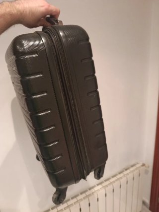 Maleta de viaje negra con ruedas