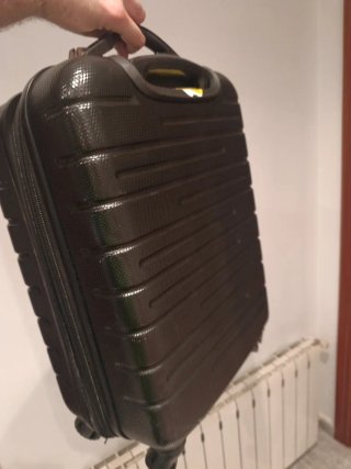 Maleta de viaje negra con ruedas