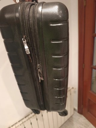 Maleta de viaje negra con ruedas