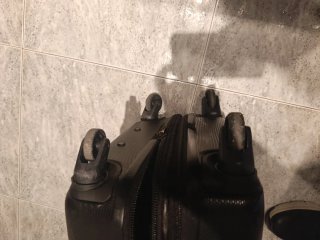 Maleta de viaje negra con ruedas