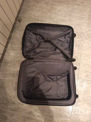 Maleta de viaje negra con ruedas