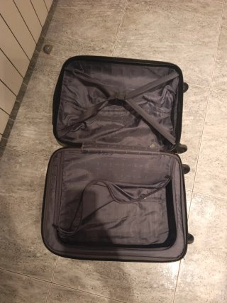 Maleta de viaje negra con ruedas